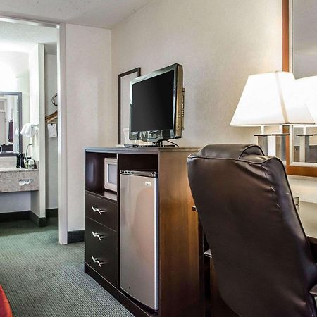 Quality Inn & Suites York Buitenkant foto