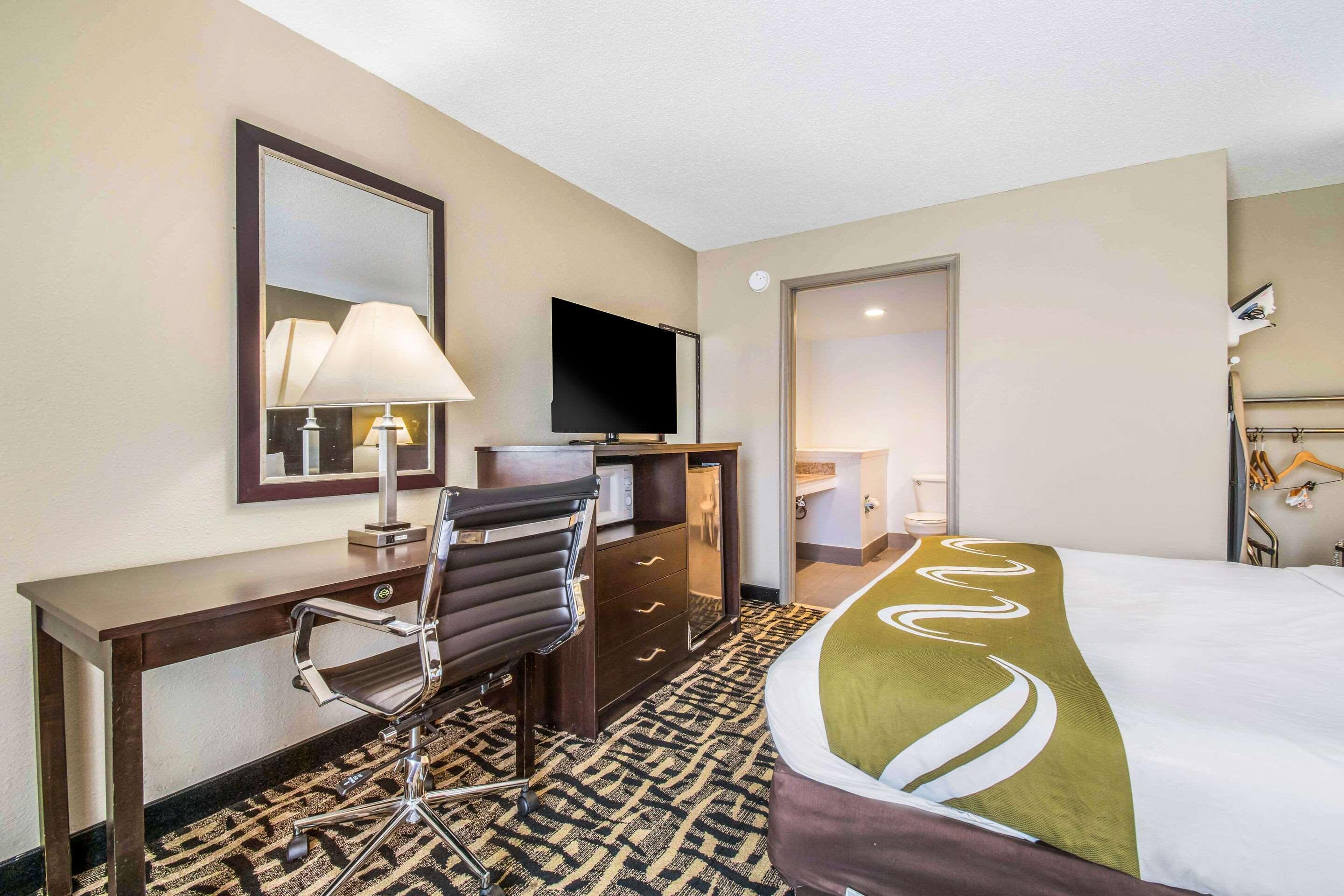 Quality Inn & Suites York Buitenkant foto