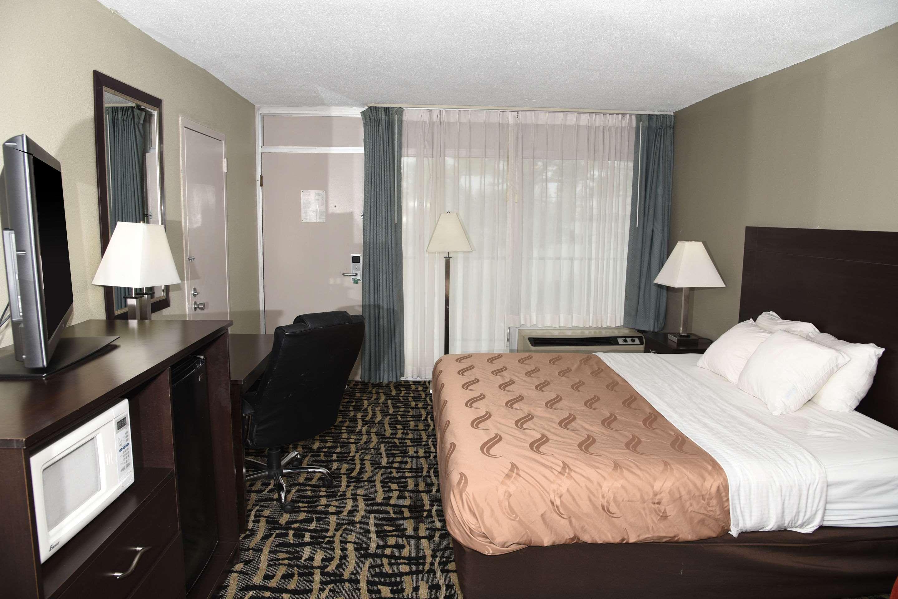 Quality Inn & Suites York Buitenkant foto
