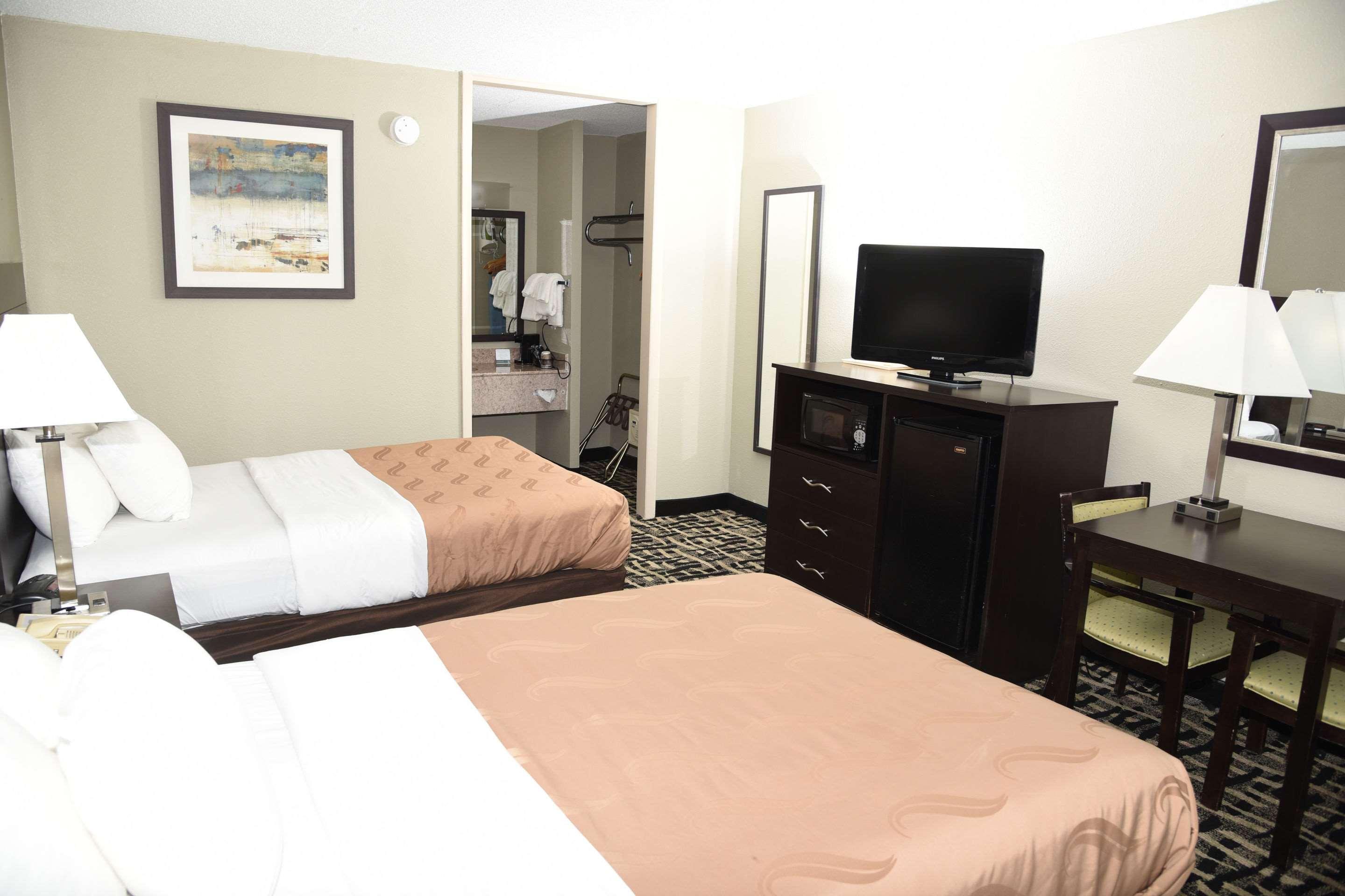 Quality Inn & Suites York Buitenkant foto