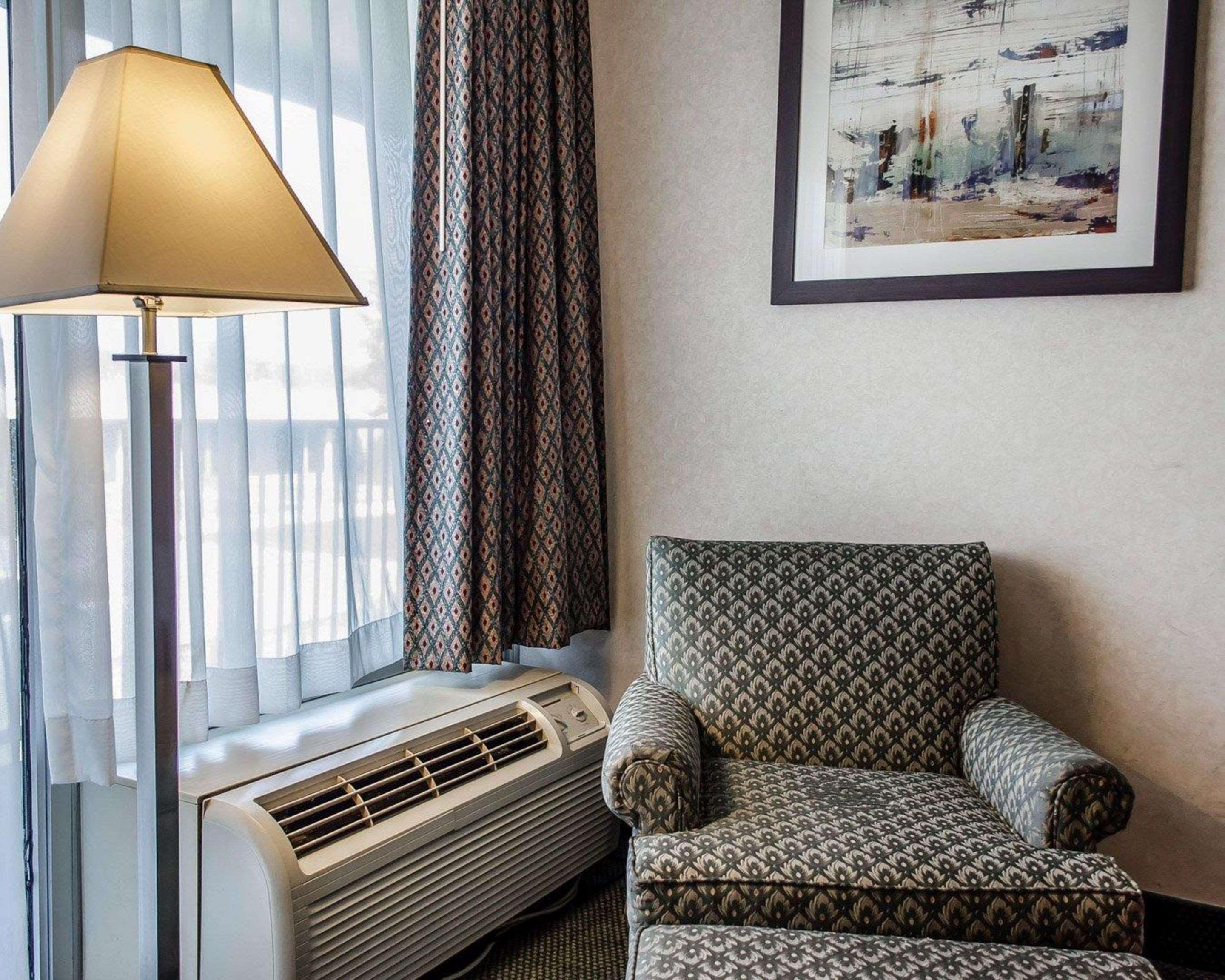 Quality Inn & Suites York Buitenkant foto