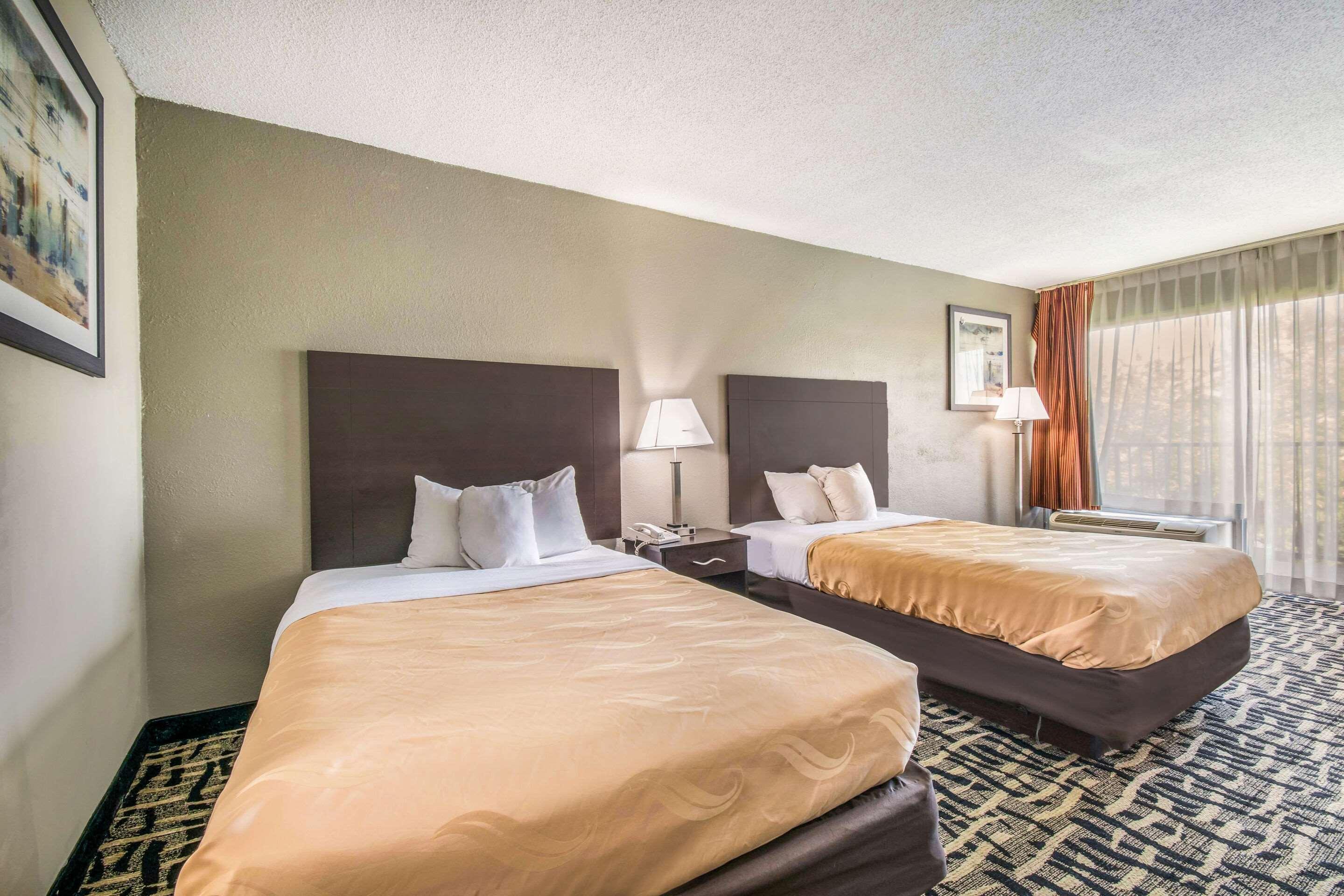 Quality Inn & Suites York Buitenkant foto