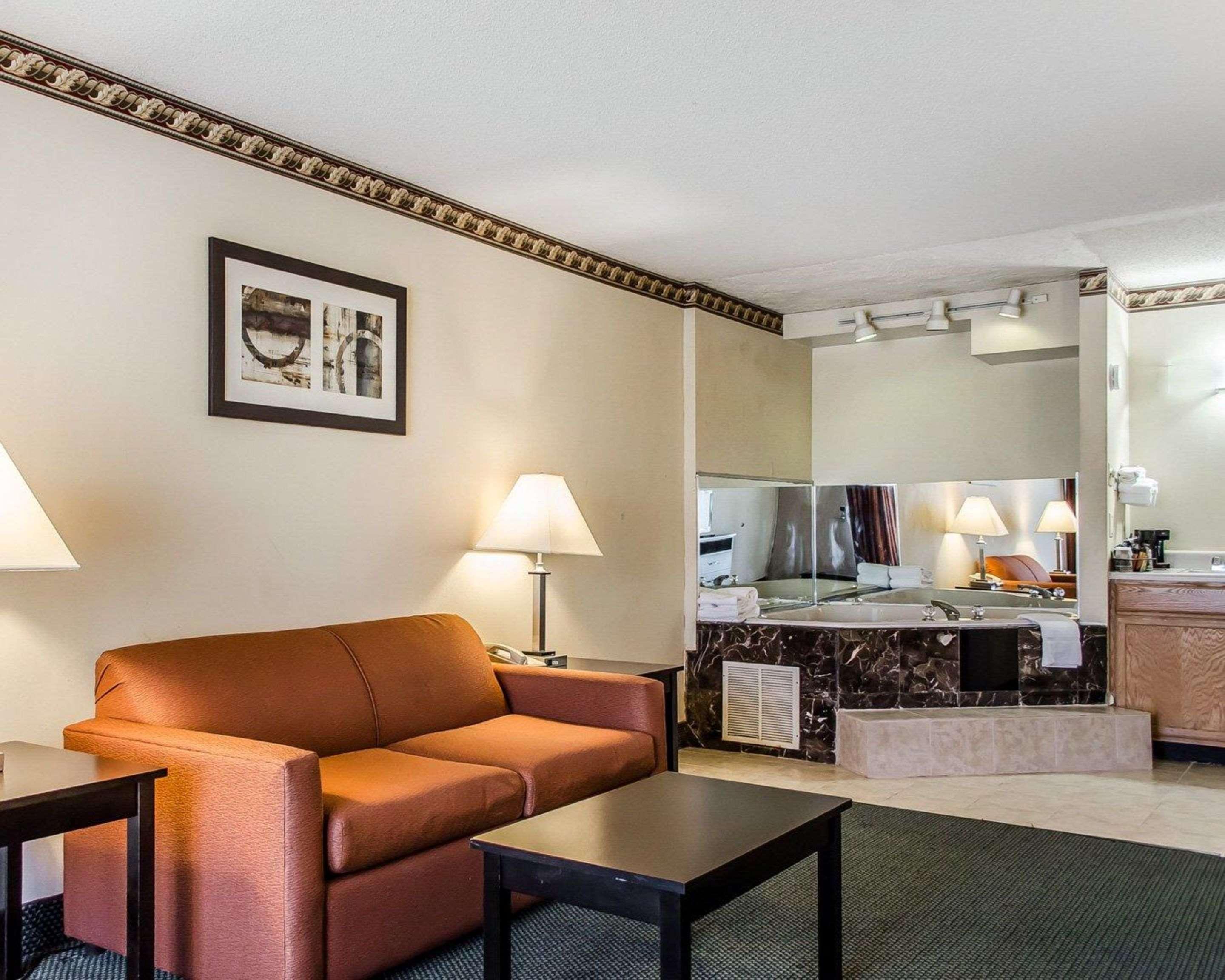 Quality Inn & Suites York Buitenkant foto