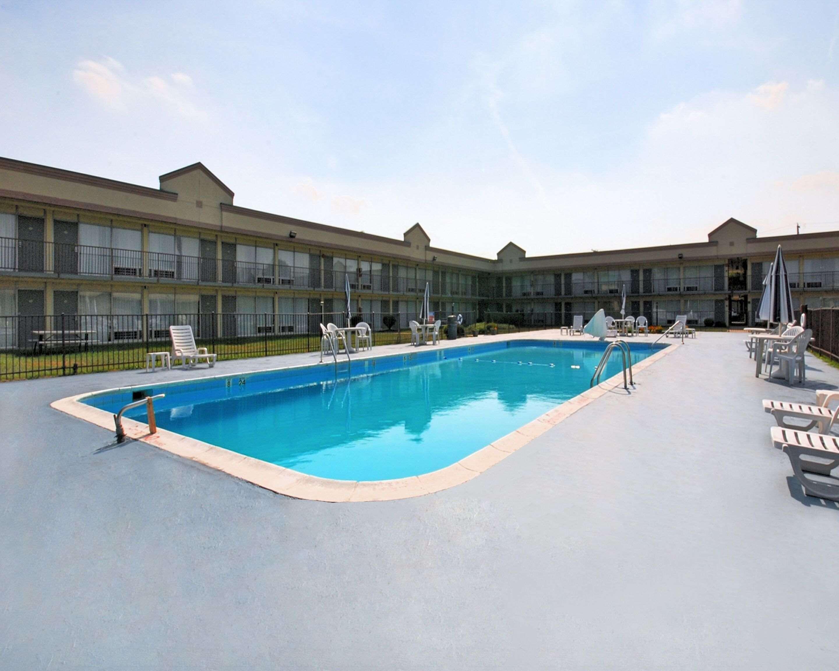 Quality Inn & Suites York Buitenkant foto