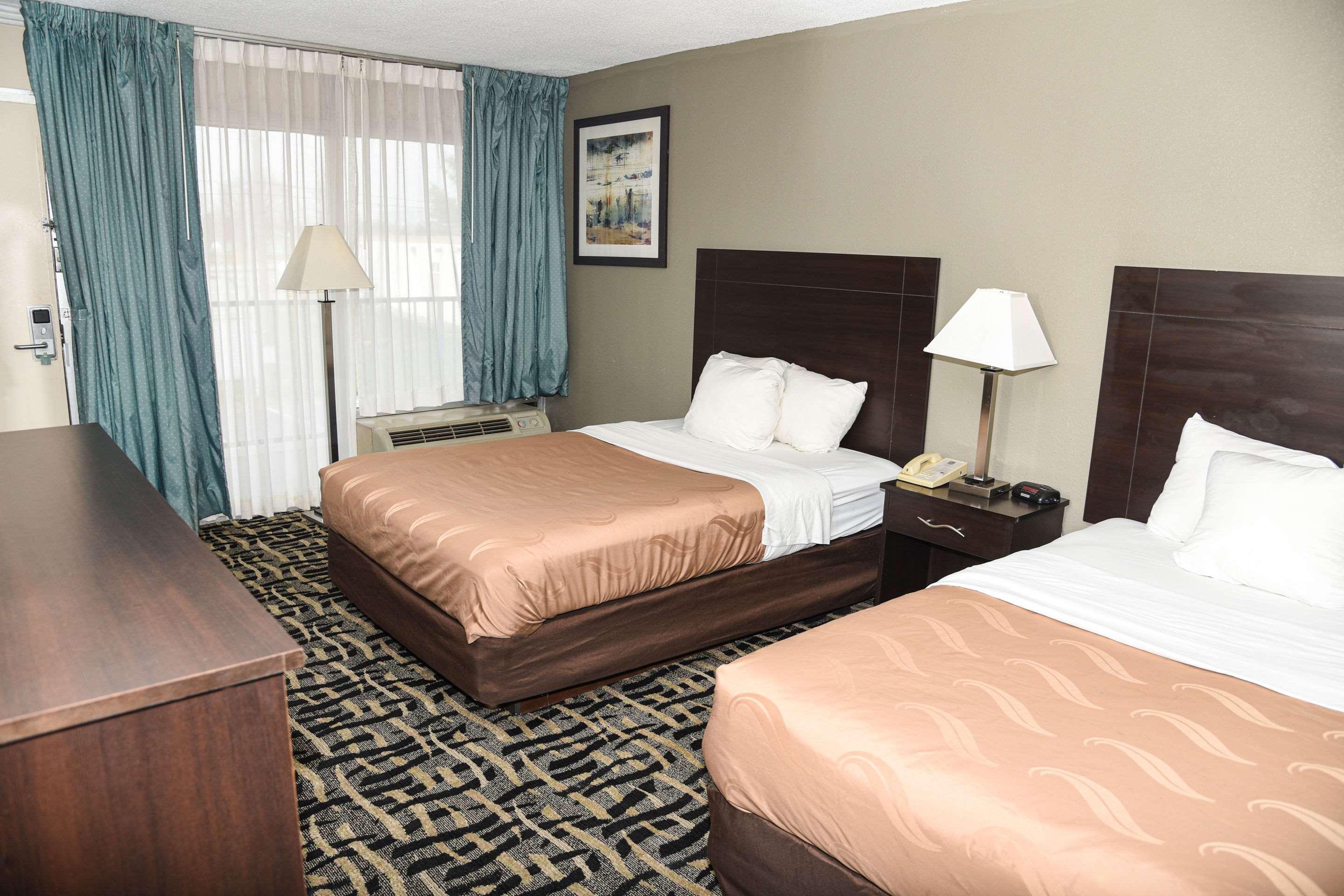Quality Inn & Suites York Buitenkant foto