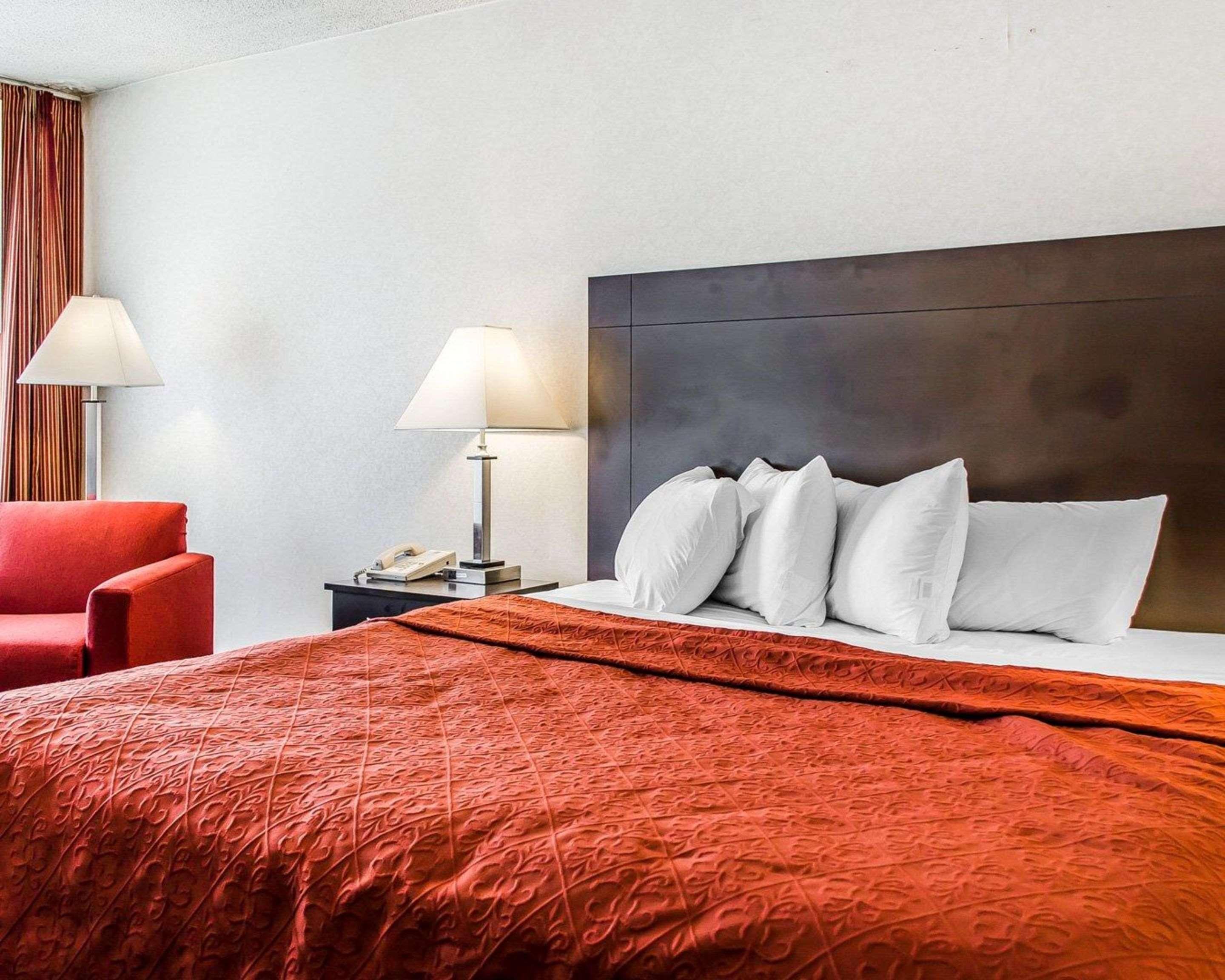 Quality Inn & Suites York Buitenkant foto