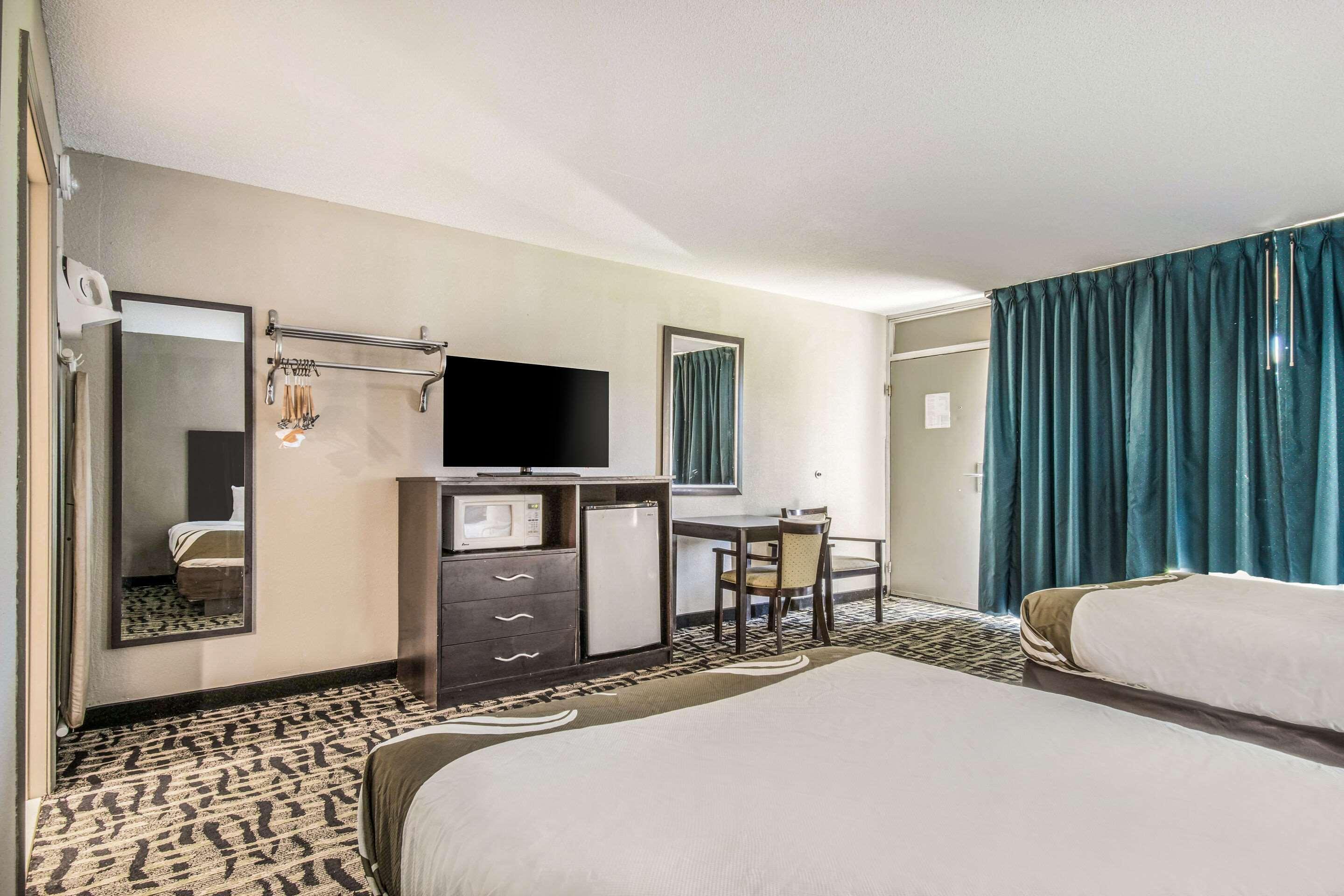 Quality Inn & Suites York Buitenkant foto