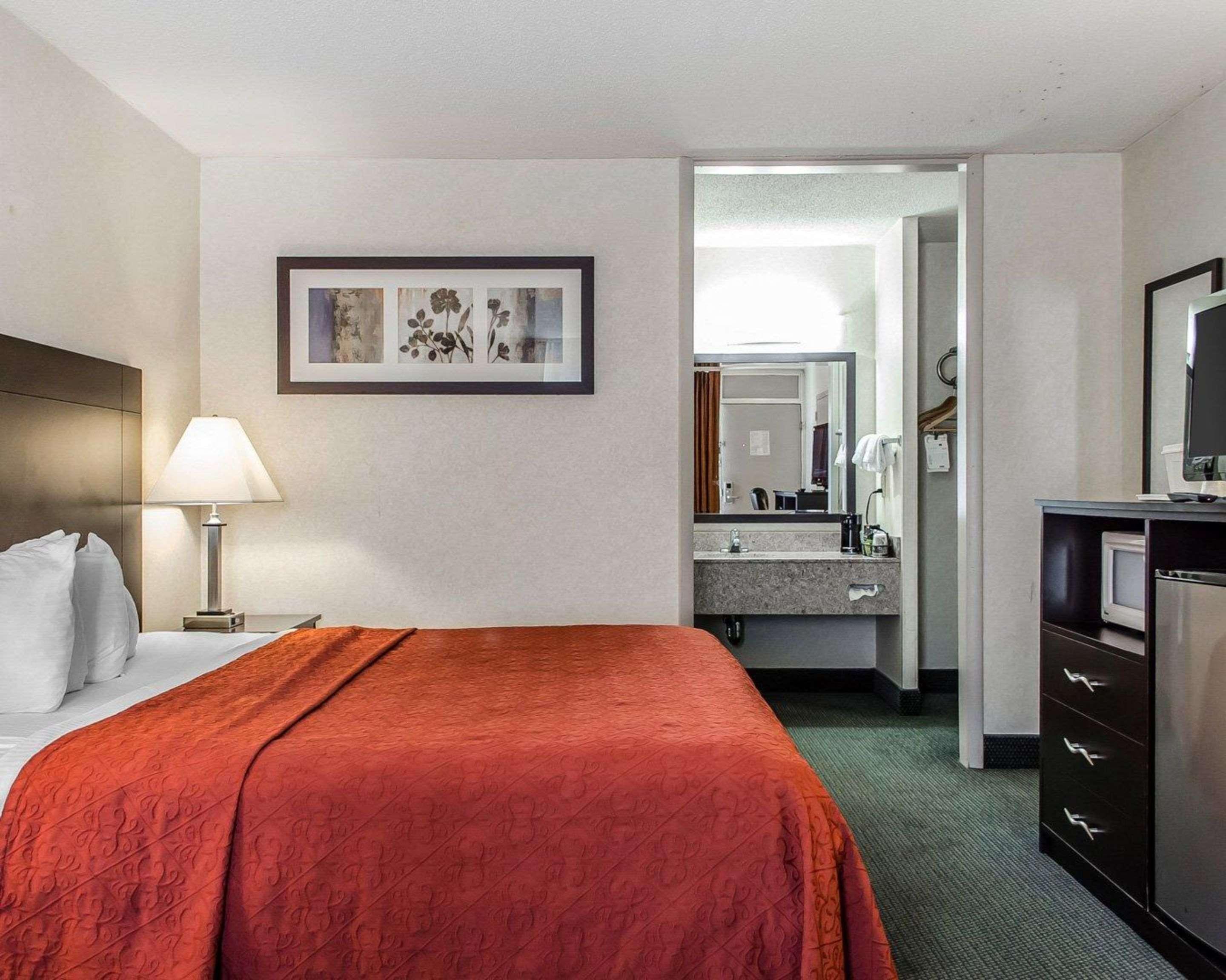 Quality Inn & Suites York Buitenkant foto