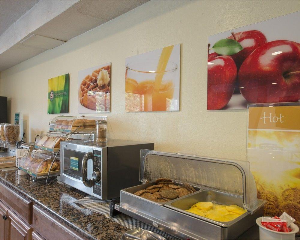 Quality Inn & Suites York Buitenkant foto