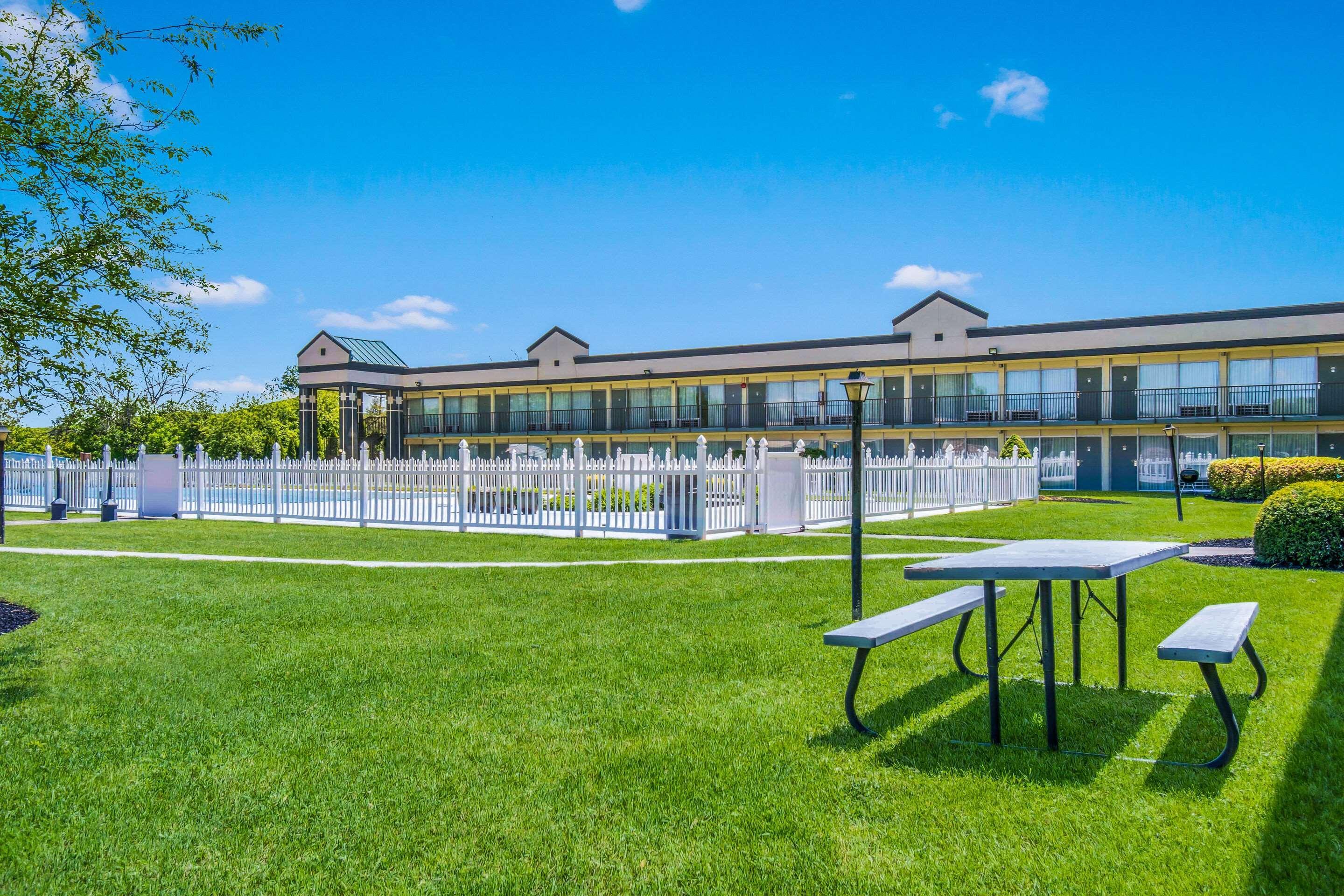 Quality Inn & Suites York Buitenkant foto