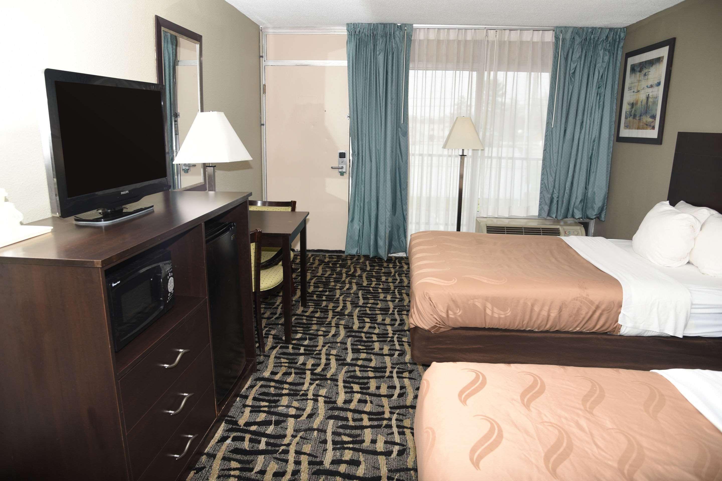 Quality Inn & Suites York Buitenkant foto