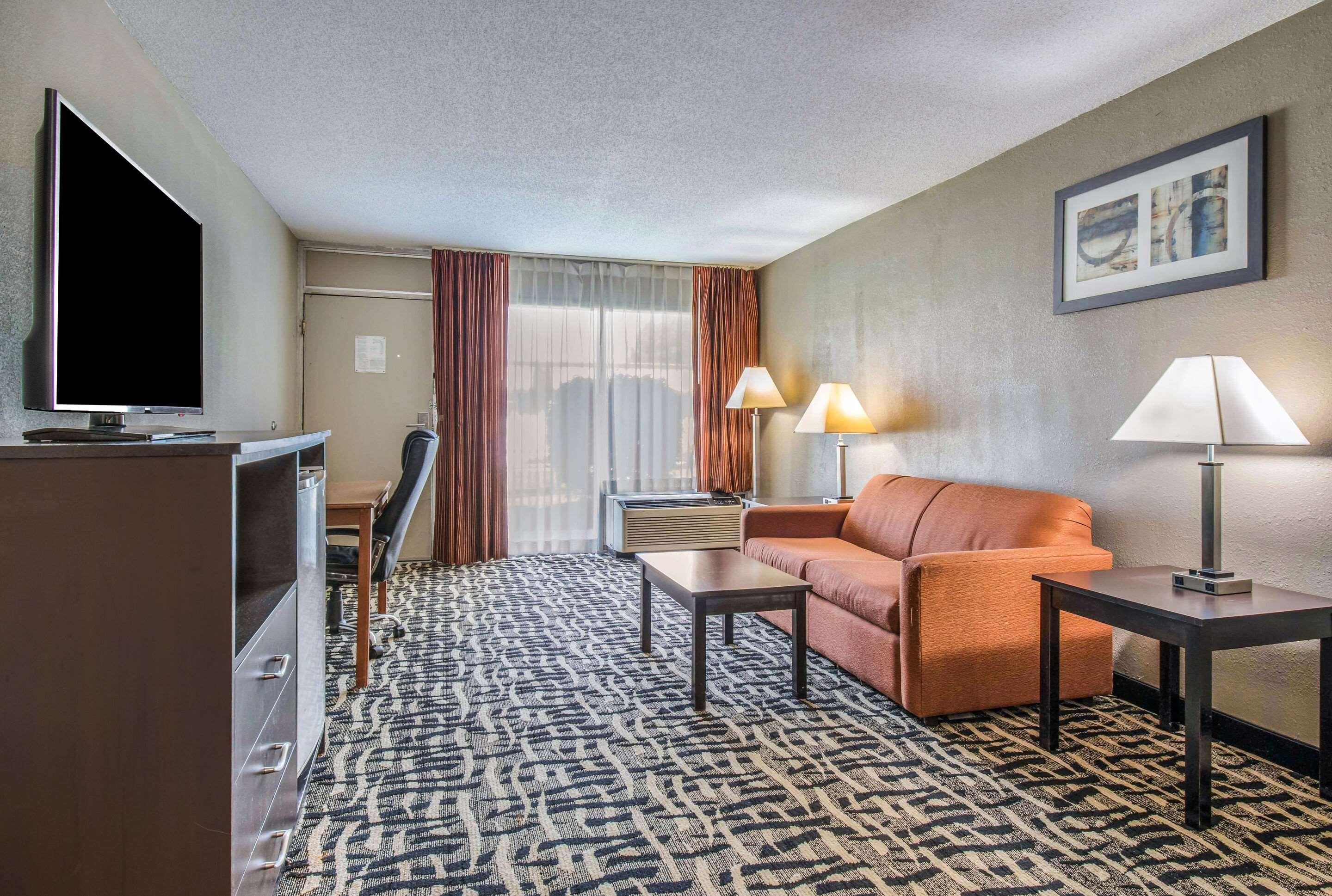 Quality Inn & Suites York Buitenkant foto