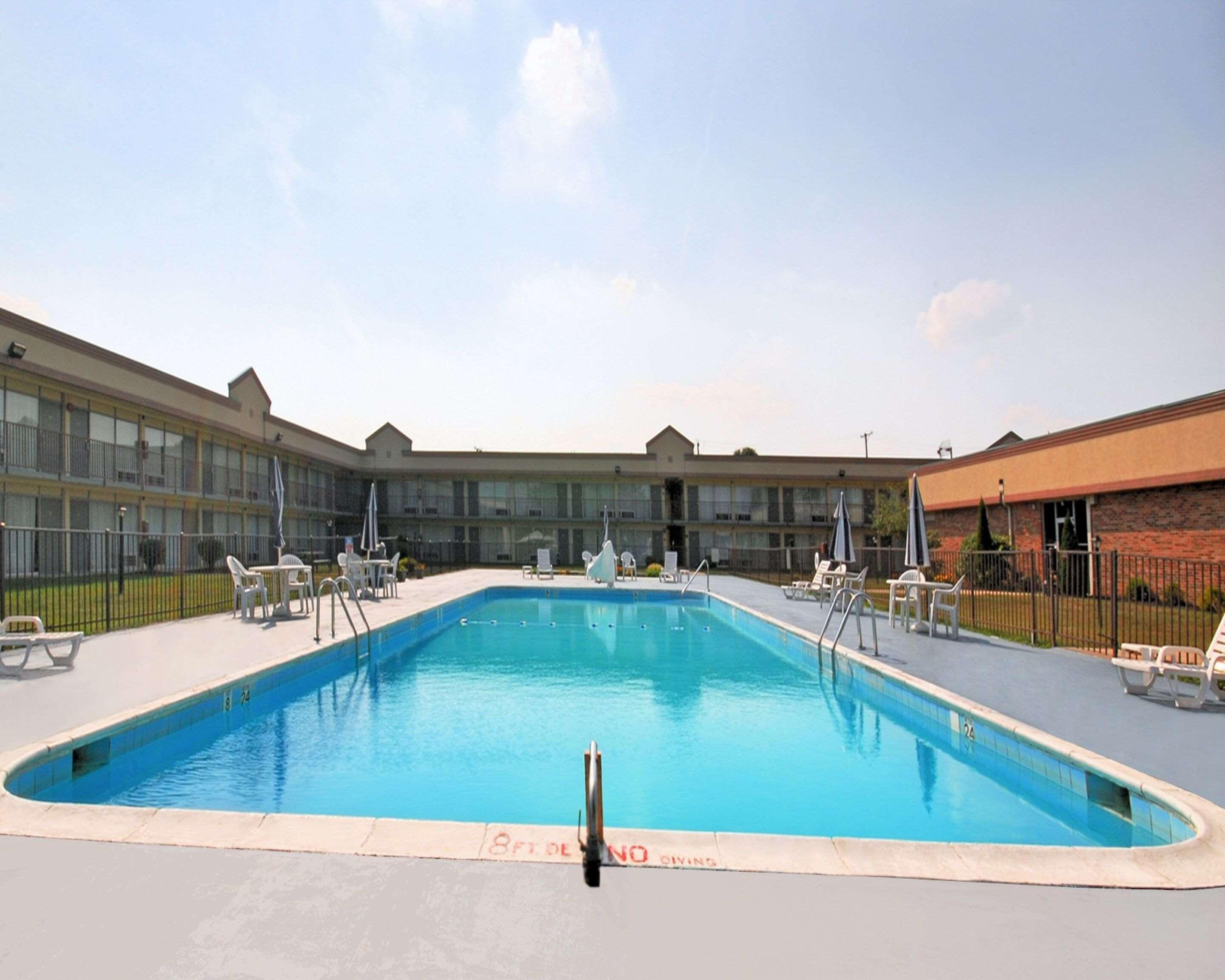 Quality Inn & Suites York Buitenkant foto