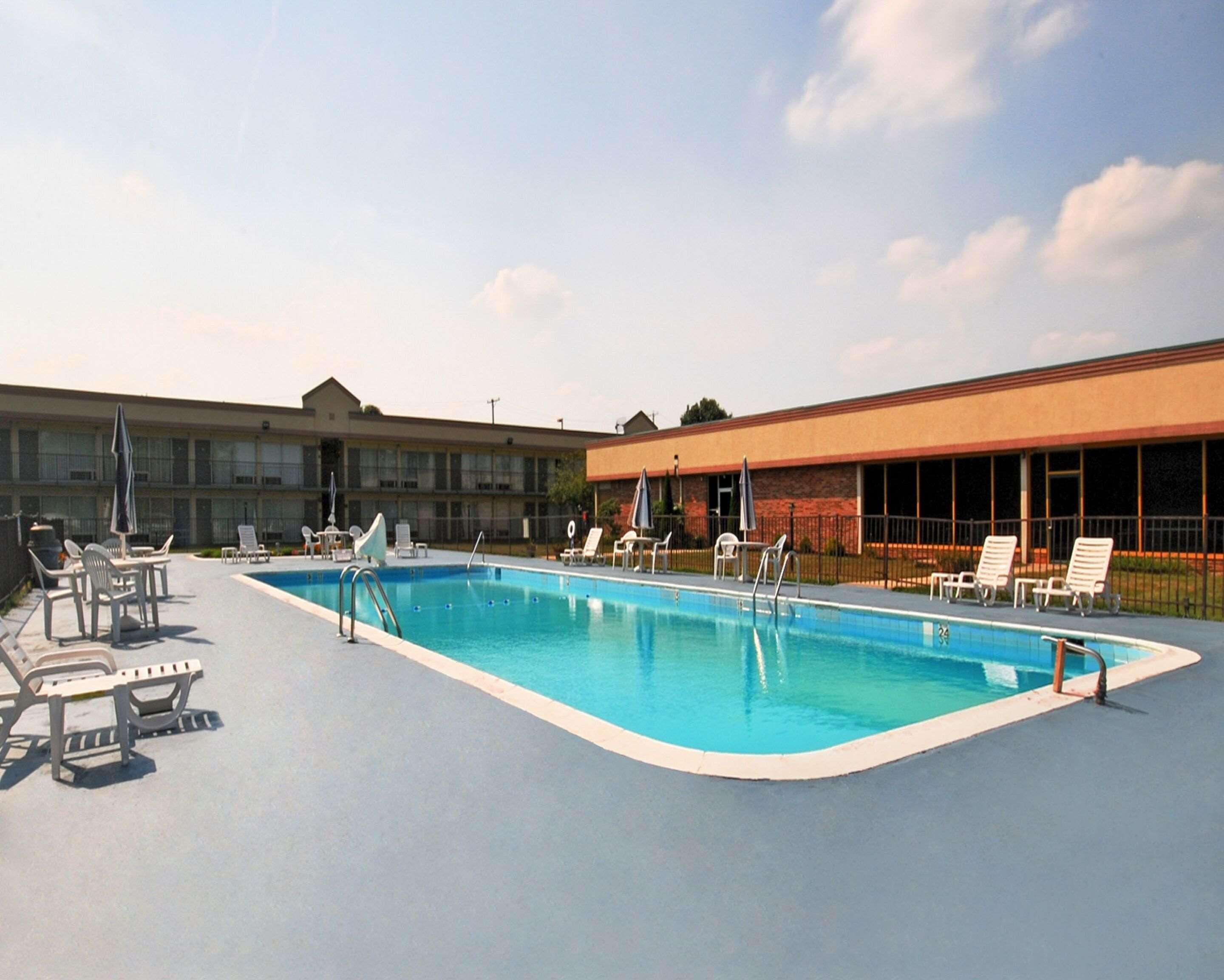 Quality Inn & Suites York Buitenkant foto