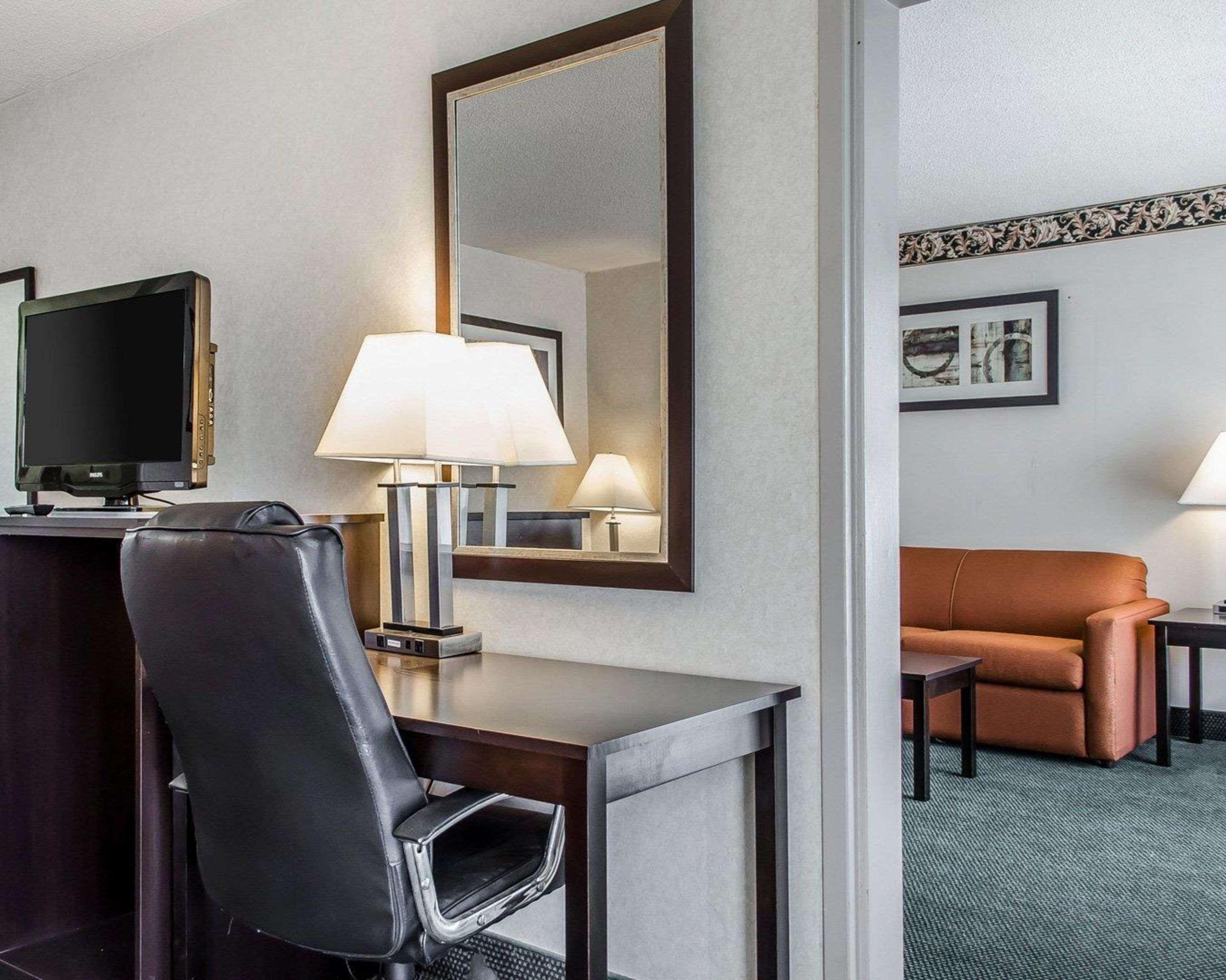 Quality Inn & Suites York Buitenkant foto