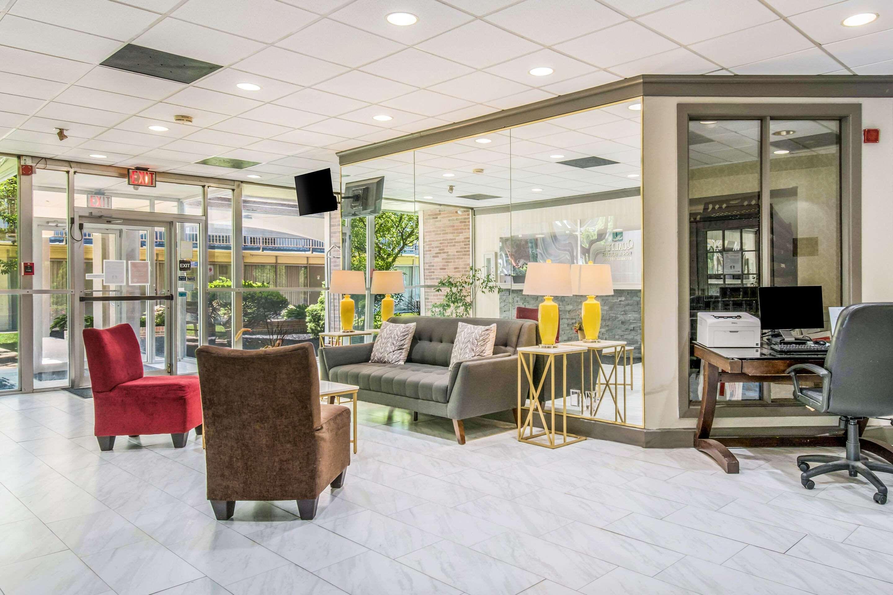 Quality Inn & Suites York Buitenkant foto